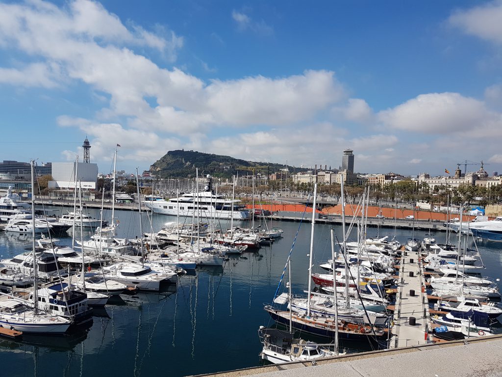 uitzicht op de berg Montjuïc en de haven